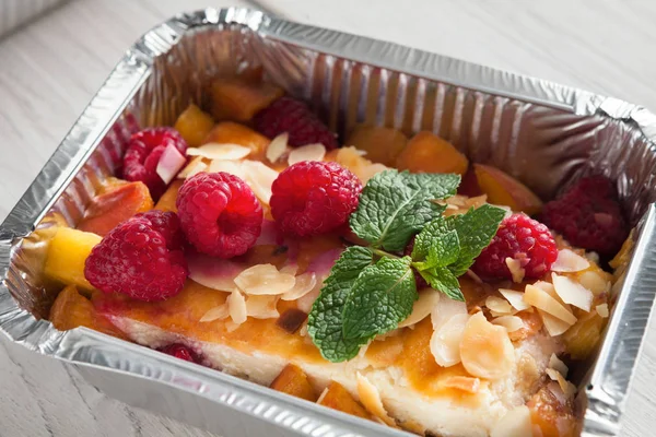 Healthy food in foil box, diet concept. Cheesecake dessert — Stock Photo, Image