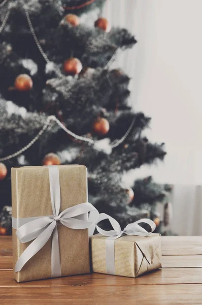 Regalos de Navidad sobre fondo de árbol decorado, concepto de vacaciones — Foto de Stock