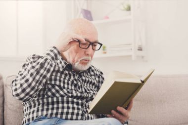 Komuta sizde kopya alanı evde, kitap okuma