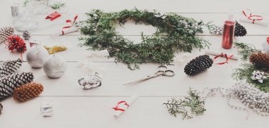 Yaratıcı DIY hobi. El yapımı craft Noel dekorasyon, süsleme ve çelenk