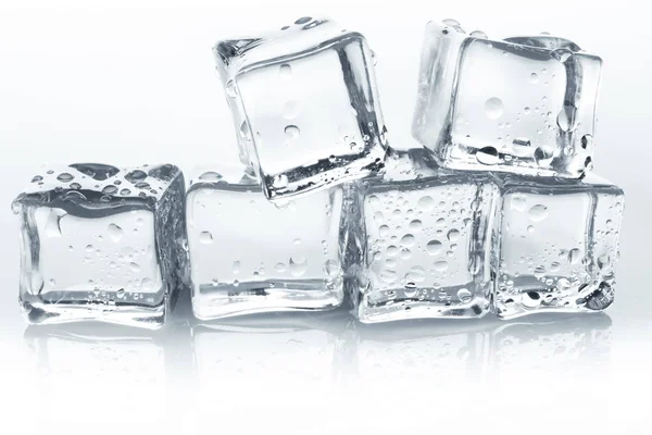 Transparente Eiswürfel mit Wassertropfen auf weißem Hintergrund — Stockfoto