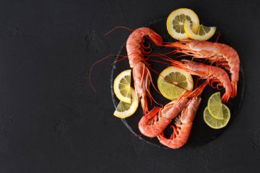 Siyah arka plan üzerine limonlu karides