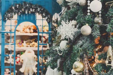 Noel ağaçları parlak garland arka planda dekore edilmiş