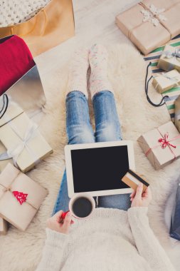 Kadın alışveriş online kredi kartıyla, üstten görünüm