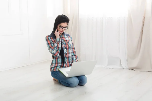 Junges Mädchen mit Laptop auf dem Boden Porträt — Stockfoto