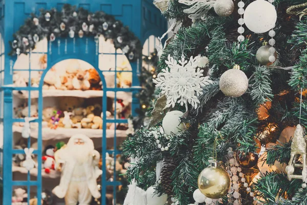 Árvores de Natal decoradas em fundo guirlanda brilhante — Fotografia de Stock