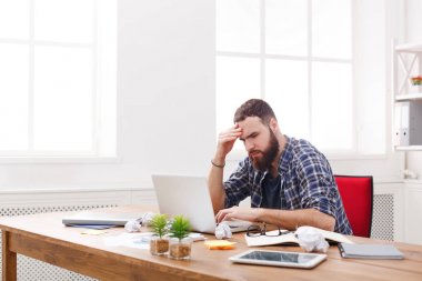 Yorgun, modern beyaz ofis içinde laptop ile işadamı overworking