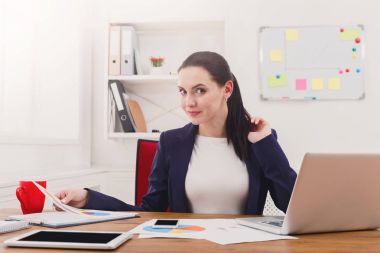 İş kadını okuma belgeyi office masaüstü