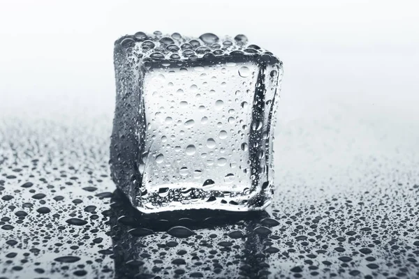 Transparenter Eiswürfel auf Glas mit Wassertropfen — Stockfoto