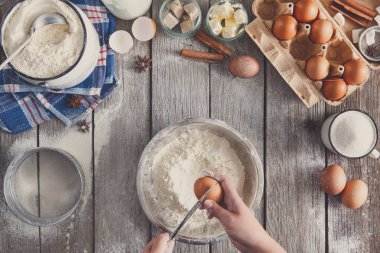 Rustik ahşap zemin üzerine hamur üstten görünüm yapma