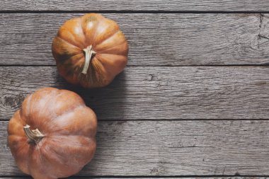 Kopya alanı gri ahşap zemin üzerine kabaklar