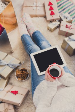 Tablet ile online alışveriş kadın