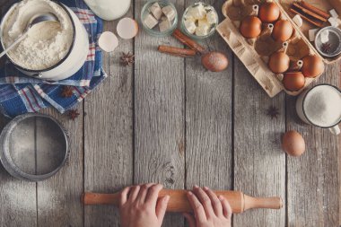 Rustik ahşap arka plan üzerinde fırın malzemeleri