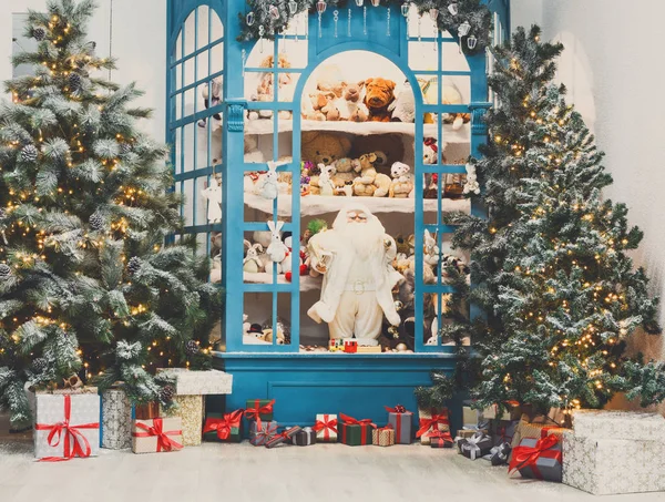 Kerstmis komt eraan. Ingerichte fir bomen en presenteert achtergrond — Stockfoto