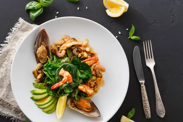 Sıcak salata ızgara deniz ürünleri düz ile yatıyordu