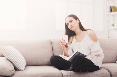 genç gülümseyen kadın kitap okuma