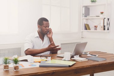 Genç işadamı çağrı cep telefonu modern beyaz ofis siyah