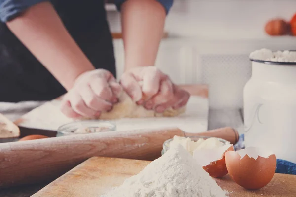 女性のパン屋は、卵と小麦粉酵母うどん粉 — ストック写真