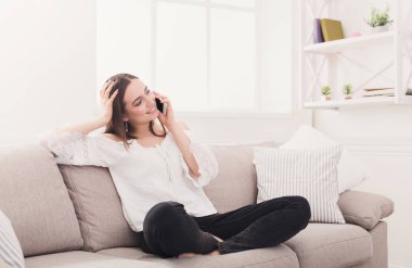 Cep telefonuyla konuşan mutlu kadın.