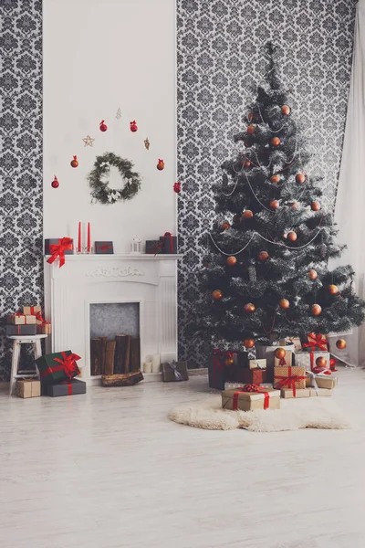 Árbol decorado de Navidad en el interior moderno, concepto de vacaciones — Foto de Stock