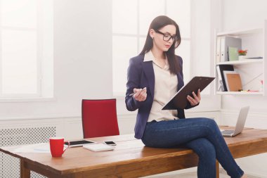 İş kadını ofiste notlar aşağı yazma