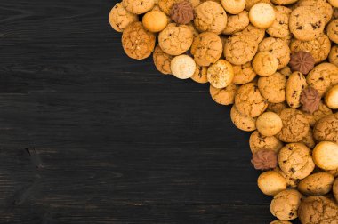 Kurabiye ve bisküvi, siyah ahşap kopya alanı ile