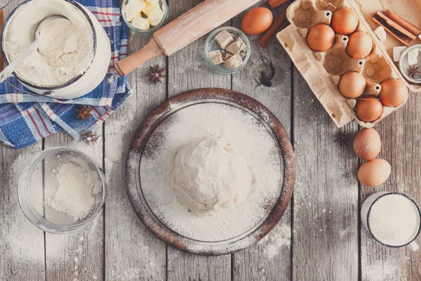 Rustik ahşap zemin üzerine hamur üstten görünüm yapma