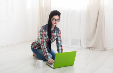 Dizüstü bilgisayar, kopya alanı ile katta genç kız