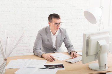 Bilgisayarlı genç işadamı