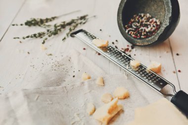Parmesan parçalar ve ahşap masa üzerinde Ocak ızgarası