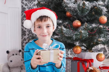 Yakışıklı Santa şapka çıkartıyorum Noel hediyesi
