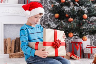 Yakışıklı Santa şapka çıkartıyorum Noel hediyesi