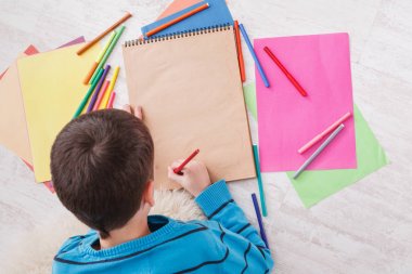 Sevimli çocuk çizmek, Noel Baba, Noel için beklemek için mektup yazma