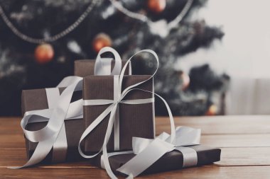 Bir şekilde dekore edilmiş ağaç arka planda, tatil kavramı Noel hediyeleri