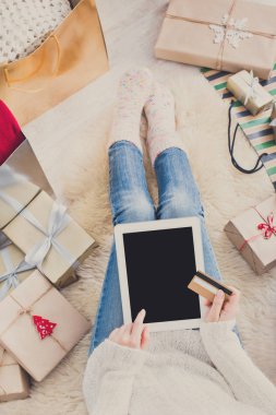 Kadın alışveriş online kredi kartıyla, üstten görünüm