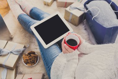 Tablet, üstten görünüm ile online alışveriş kadın