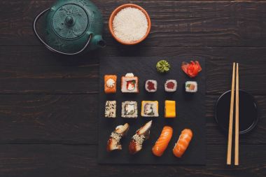 Japon restoranı Sushi ve rulo Üstten Görünüm