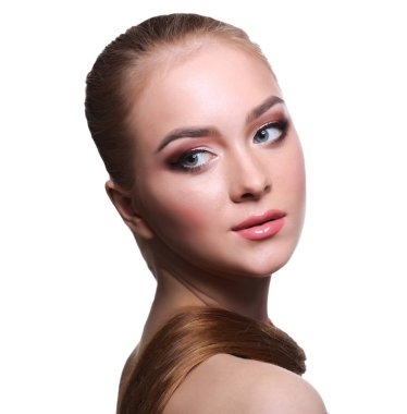 Beyaz arka plan, moda çekim güzellik modeli