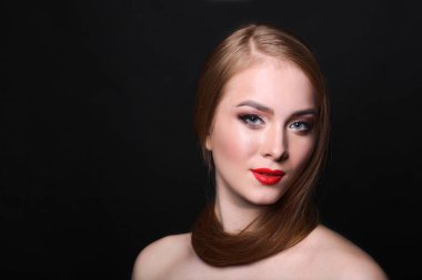 Siyah arka plan, moda çekim güzellik modeli