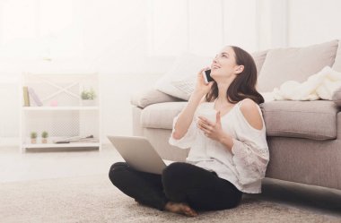 Bir dizüstü bilgisayar ve cep gülümseyen kız