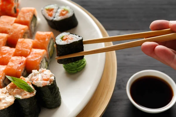 Yemek suşi ve rulo olarak Japon restoranı