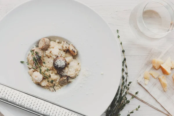 Biberiye ve parmesan, İtalyan mutfağı closeup yabani mantar risotto