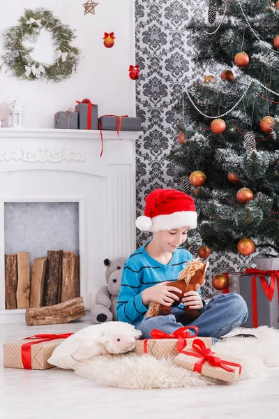 Noel Baba şapkası ile oyuncak sevimli mutlu çocuk Noel hediyeleri