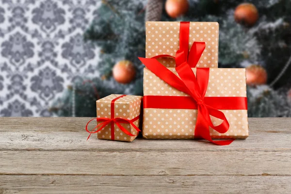 Bir şekilde dekore edilmiş ağaç arka planda, tatil kavramı Noel hediyeleri