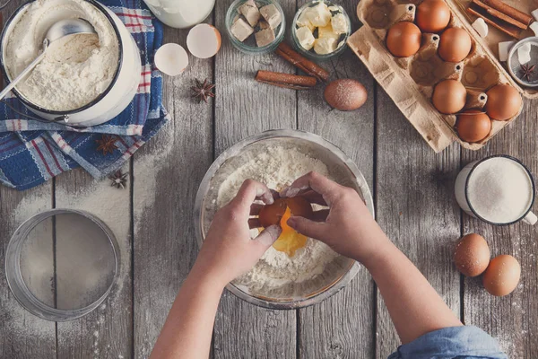 Rustik ahşap zemin üzerine hamur üstten görünüm yapma