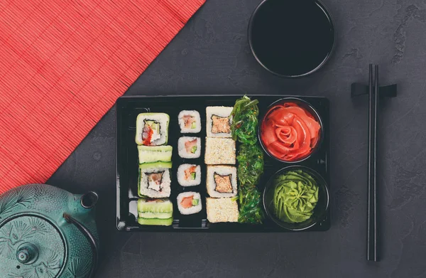 Japon restoranı Sushi ve rulo Üstten Görünüm