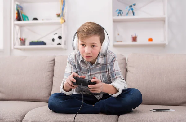 Video oyun evde oynarken heyecanlı genç çocuk
