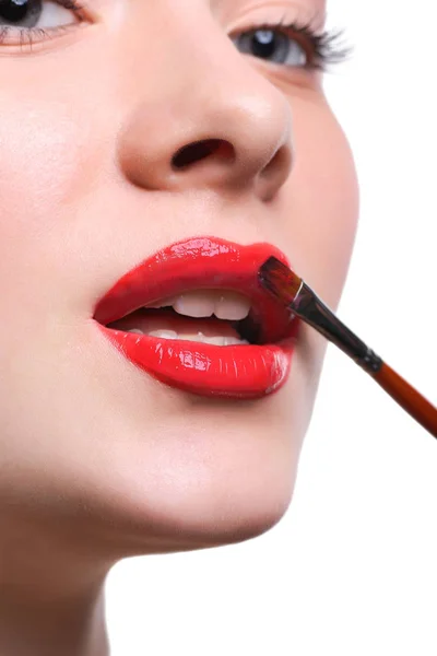 Maquillaje artista aplicar lápiz labial con pincel, concepto de belleza — Foto de Stock