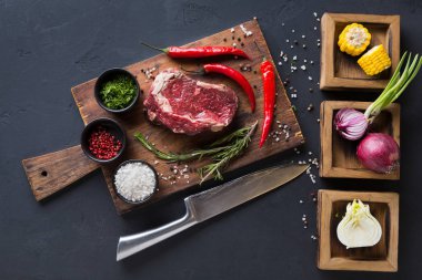 Malzemeler ahşap kutular, ahşap masa ve çeşitli baharatlar ile kaburga eti yemek.