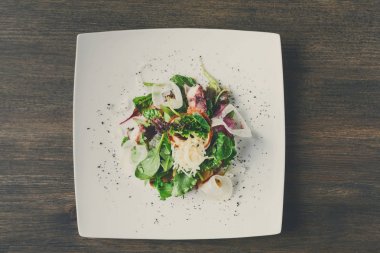 Salata sebze ve ahtapot top ile göster